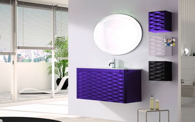 Salle de bain colorée violet et noire
